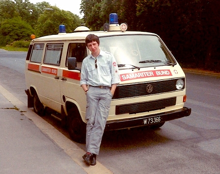 RR in Samariter-Uniform vor Krankenwagen